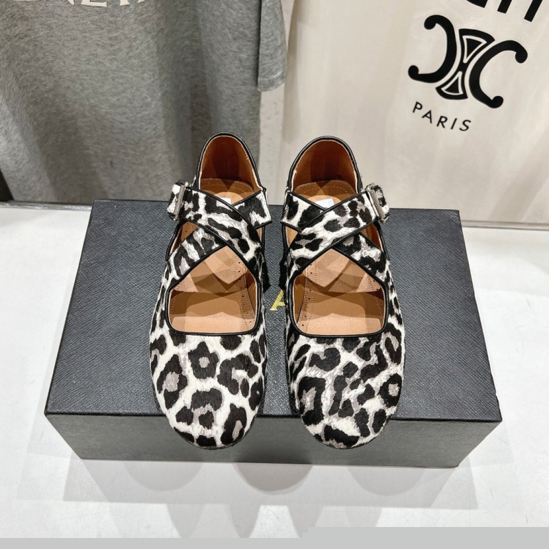 Other flat shoes